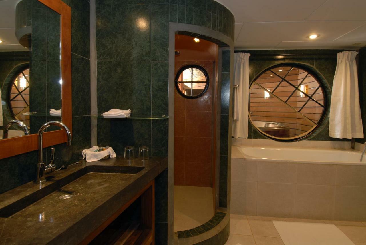 Ngala Lodge Fajara Екстериор снимка